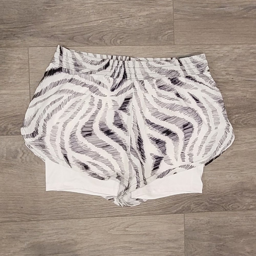 Dsg Black/White Mid Rise Training Shorts Women